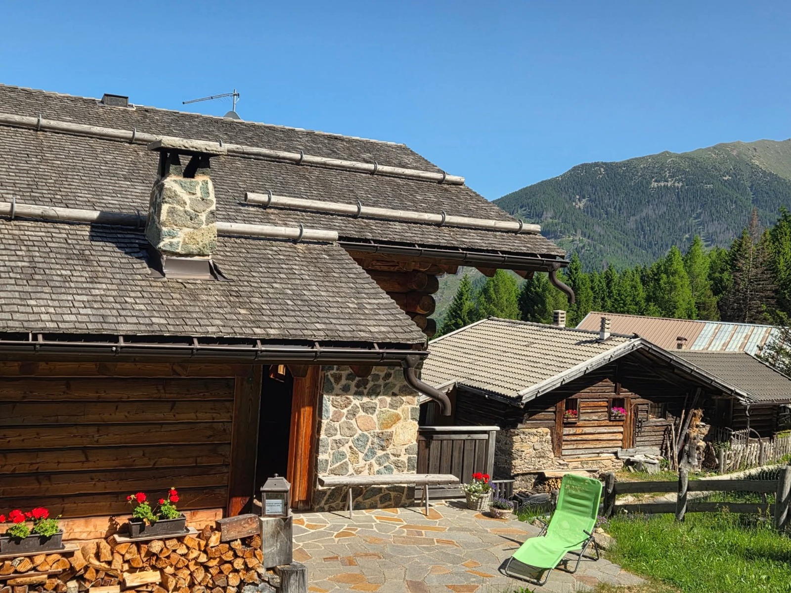 Lato nord della Baita ai Larici in Val dei Mocheni