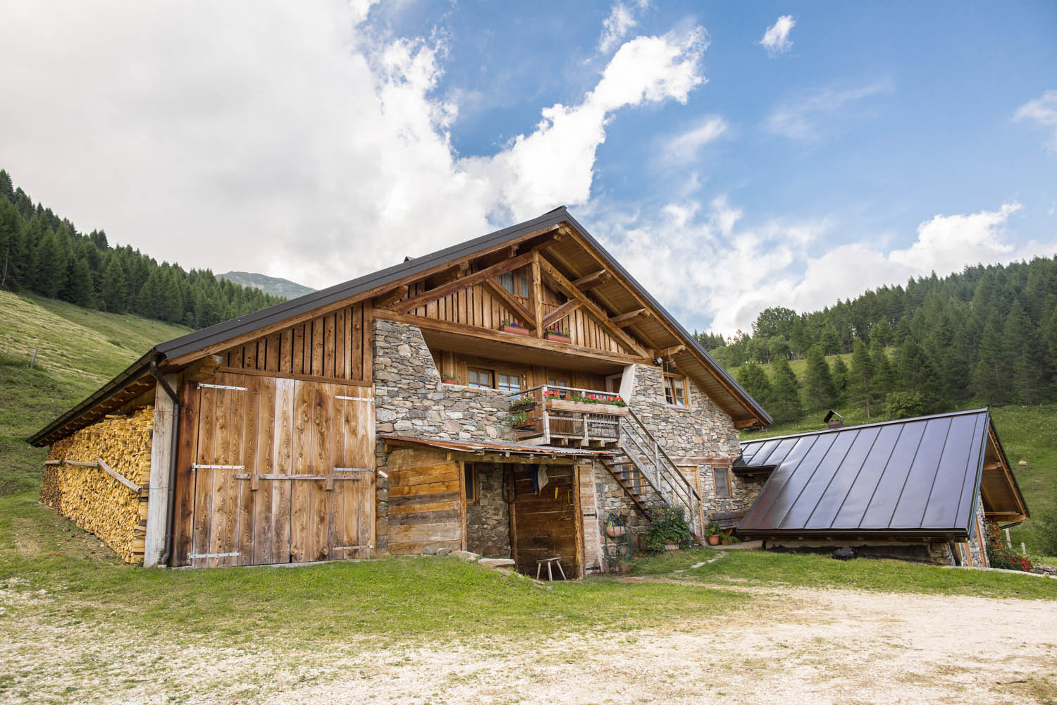 Vista esterna della Baita Malga Fravort nel Lagorai