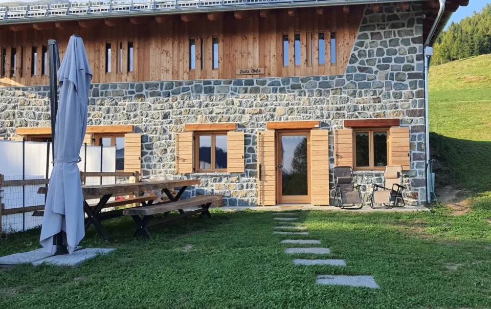 Esterno frontale della Baita Giola sopra Roncegno