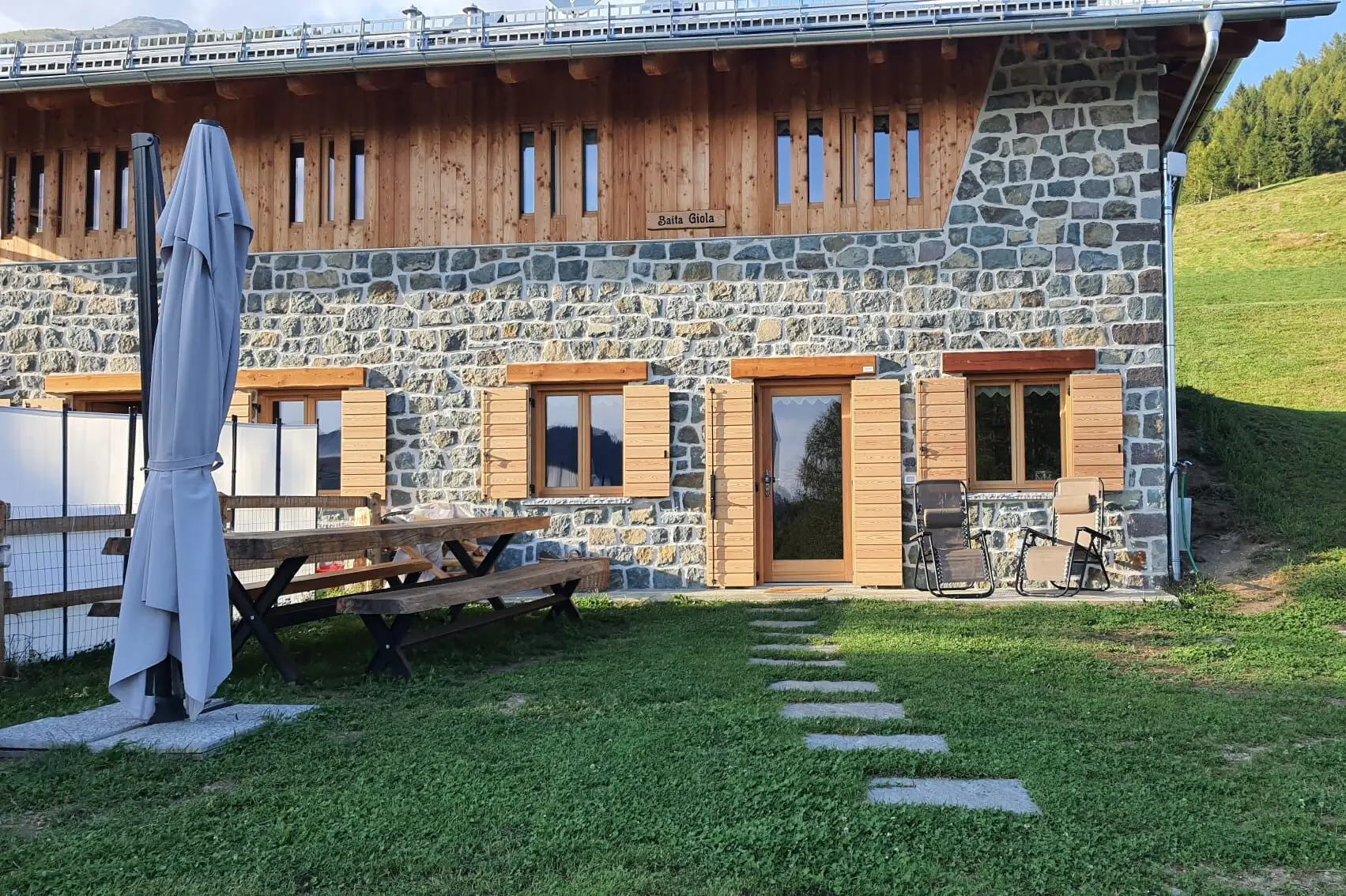 Esterno frontale della Baita Giola sopra Roncegno