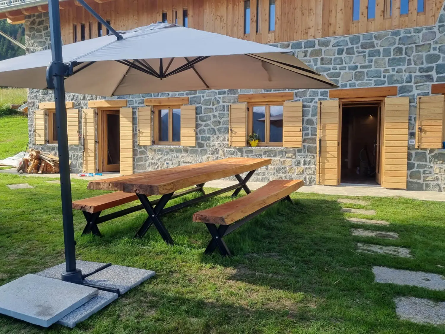 Tavolo in giardino della Baita Giola sopra Roncegno