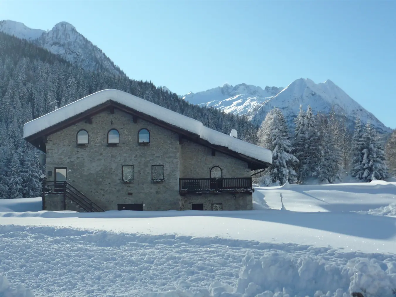Esterno con neve dello Chalet Rustico Bertolini a Vermiglio
