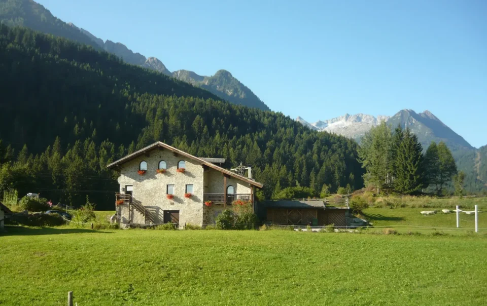 Esterno di fronte dello Chalet Rustico Bertolini a Vermiglio