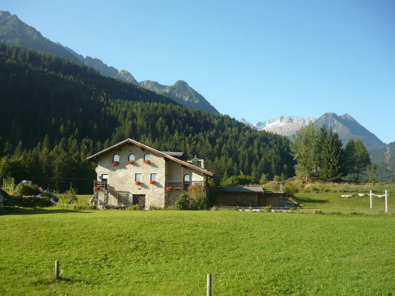 Esterno di fronte dello Chalet Rustico Bertolini a Vermiglio