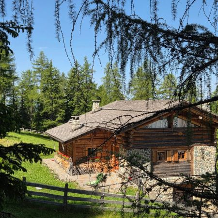 Vista esterna della Baita ai Larici in Val dei Mocheni