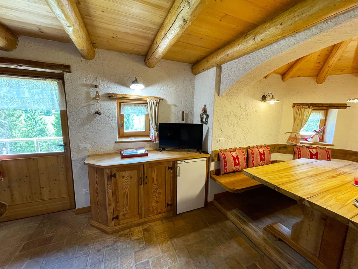 soggiorno chalet al medan con televisione e ampio tavolo da pranzo
