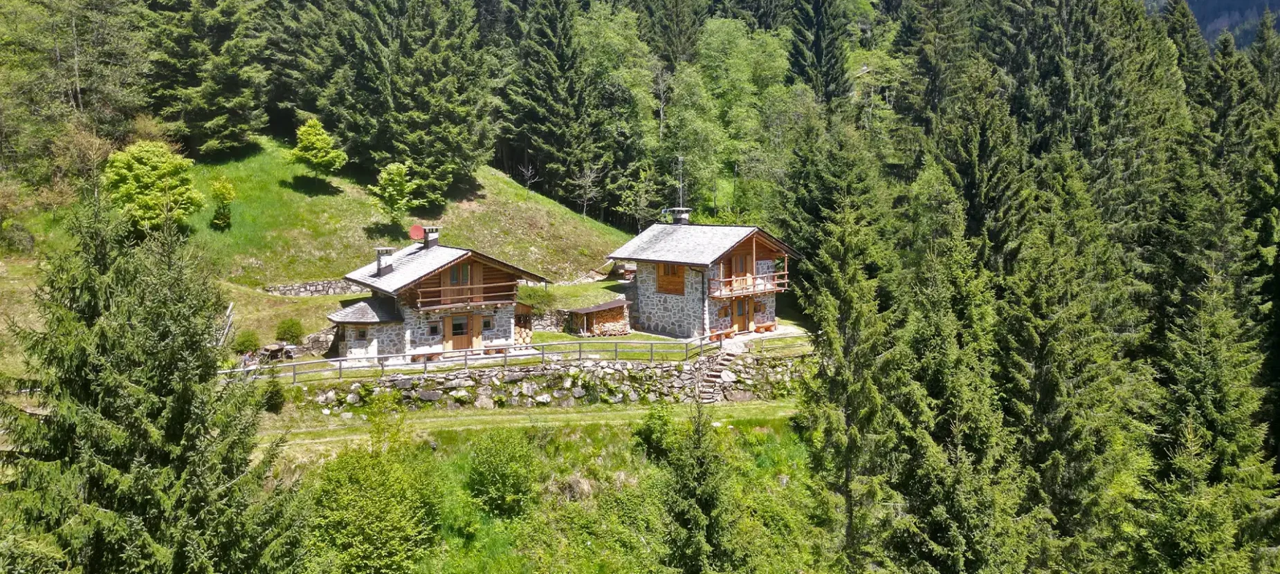 Chalet al Mus e Chalet al Medan sono due baite immerse nella natura, location ideale per aziende che cercano contesti montani dove fare shooting di prodotto.